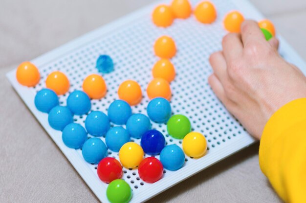 Foto primer plano de una mano jugando al juego en la mesa