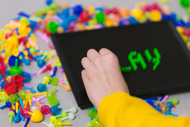 Foto primer plano de una mano jugando con texto en la mesa