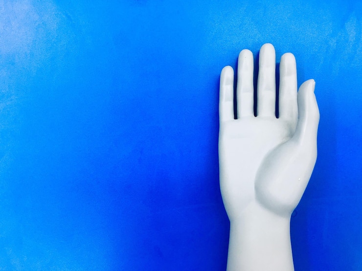 Foto primer plano de la mano del maniquí sobre un fondo azul