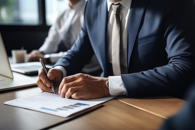 Primer plano de la mano masculina con bolígrafo sobre el documento Empresaria sentada en el escritorio de la oficina firmando un contrato