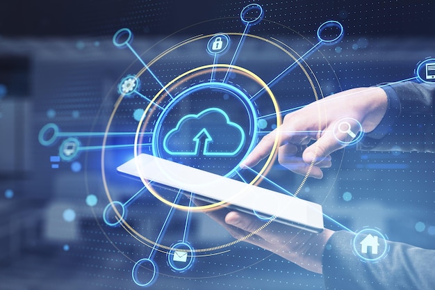 Primer plano de la mano masculina que sostiene y usa el teléfono móvil con un holograma de computación en la nube brillante en el fondo interior de la oficina borrosa Concepto de base de datos y almacenamiento de datos Doble exposición