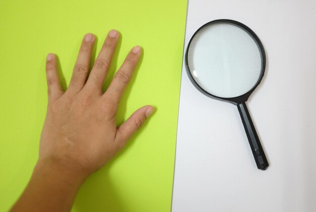 Primer plano de la mano en la mesa