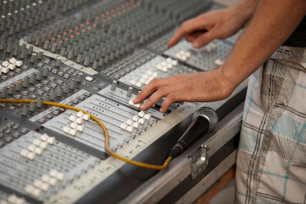 Foto primer plano de la mano con el mezclador de sonido