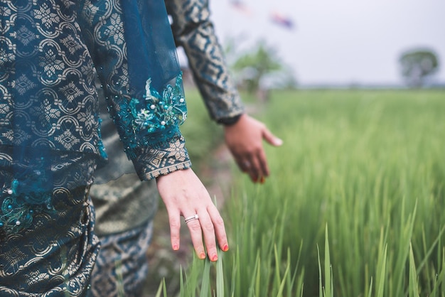 Primer plano de la mano de la mujer en el campo