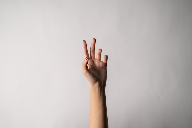 Foto primer plano de la mano de una mujer contra un fondo blanco