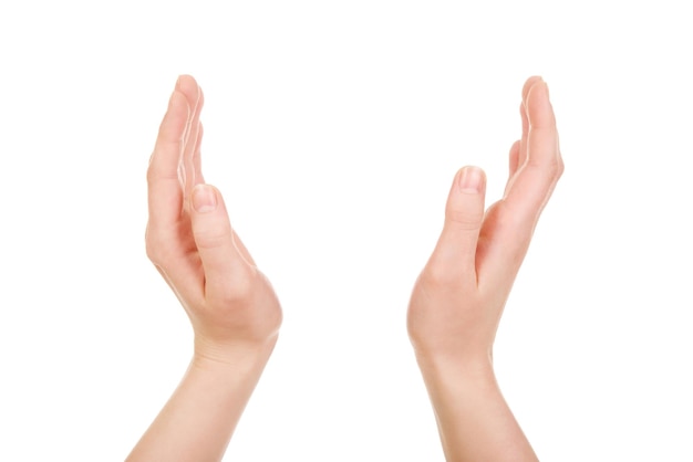 Primer plano de la mano de una mujer contra un fondo blanco