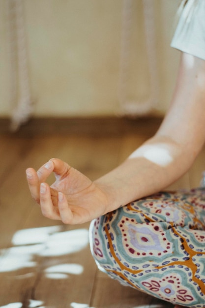 Un primer plano de la mano de una mujer haciendo meditación