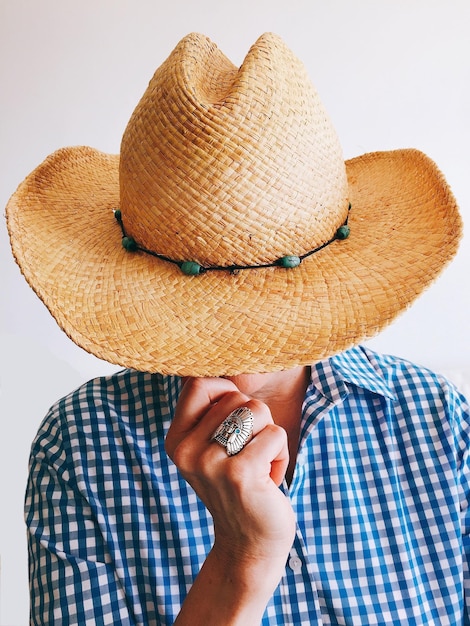 Foto primer plano de la mano de la mujer con sombrero