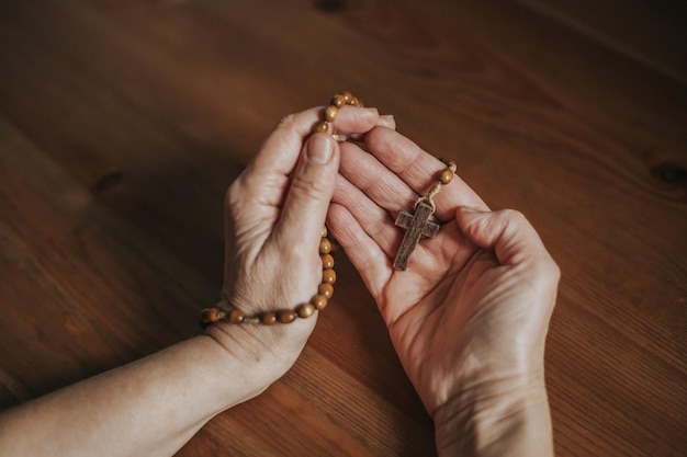 Foto primer plano de la mano de una mujer sosteniendo madera