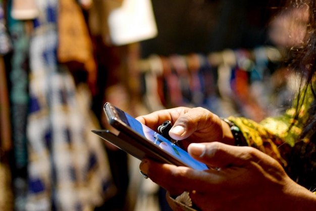 Foto primer plano de la mano de una mujer sosteniendo un teléfono inteligente