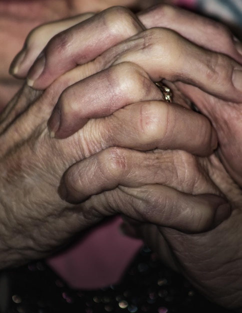 Foto primer plano de la mano de una mujer con tatuaje