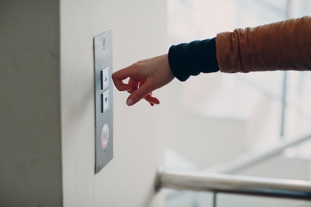 Foto primer plano de la mano de una mujer tocando la pared