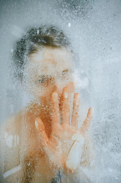 Foto primer plano de la mano de la mujer en el vidrio