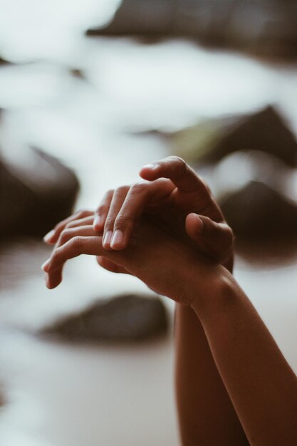 Foto primer plano de la mano de la mujer