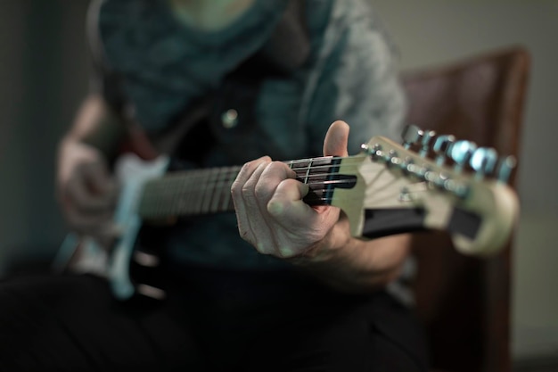 Primer plano de la mano de un músico mientras toca