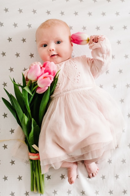 Niña Recién Nacido Duerme Con Flores De Primavera Bajo Una Capa De Punto  Rosa Fotos, retratos, imágenes y fotografía de archivo libres de derecho.  Image 14622341