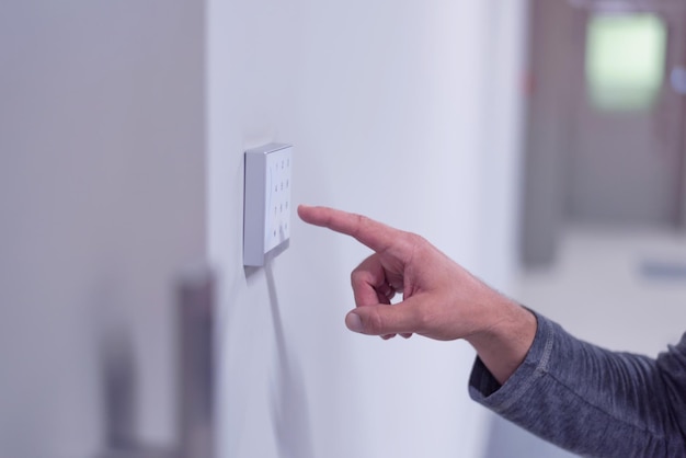 Primer plano de la mano en la pared