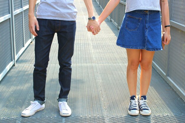 Foto el primer plano de la mano de la pareja sosteniendo juntos el concepto de amor, cuidado, ánimo y relación