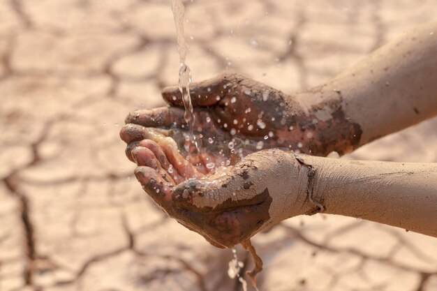 Primer plano de la mano de una persona en el agua