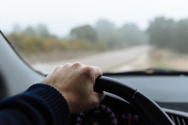 Foto primer plano de la mano de la persona que sostiene el volante