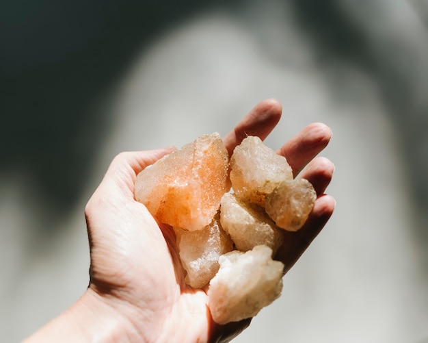 Foto primer plano de la mano de una persona con sal del himalaya