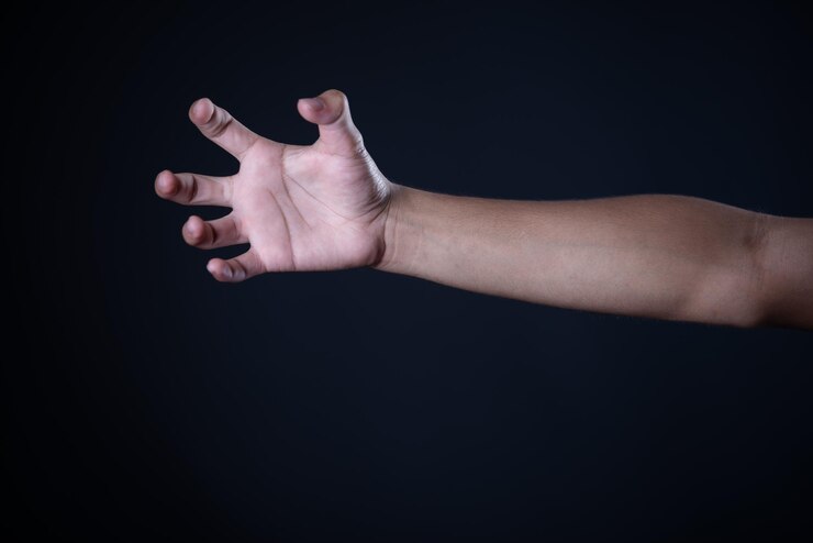 Foto primer plano de la mano de la persona sobre un fondo negro