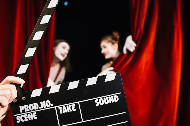 Primer plano, de, un, mano de la persona, tenencia, clapperboard