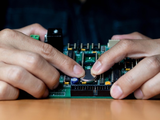 Primer plano de la mano de una persona usando un teléfono inteligente en la mesa