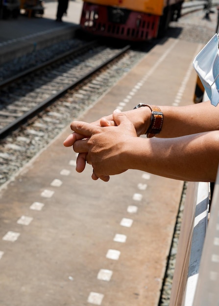 Foto primer plano de la mano de una persona en la vía ferroviaria