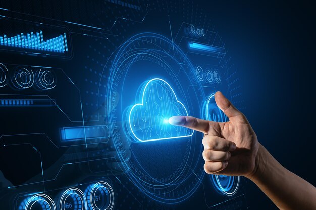 Primer plano de la mano que apunta al holograma de computación en la nube que brilla intensamente en el concepto de base de datos de fondo oscuro