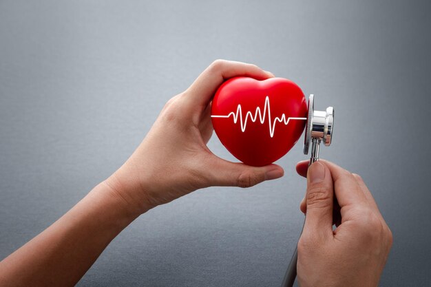 Primer plano de la mano que sostiene la forma de un corazón con texto
