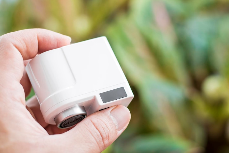 Foto primer plano de la mano que sostiene el grifo automático de xiaomi