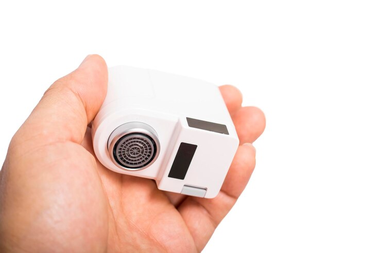 Foto primer plano de la mano que sostiene el grifo automático de xiaomi