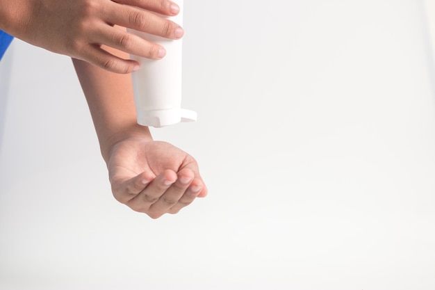 Primer plano de una mano que se sostiene de la mano sobre un fondo blanco