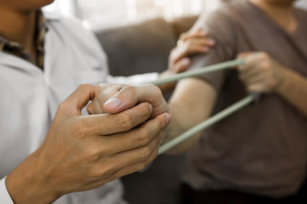 Foto primer plano de la mano que se sostiene de la mano