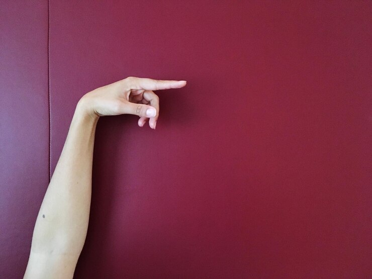 Foto primer plano de la mano que sostiene la taza sobre fondo blanco.