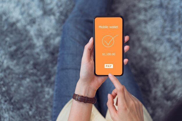 Primer plano de la mano que sostiene el teléfono inteligente