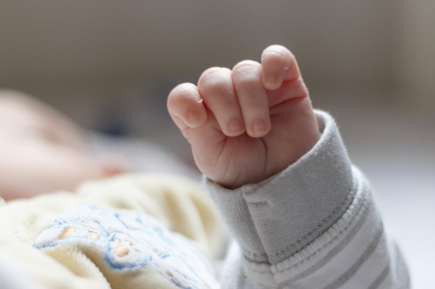 Foto primer plano de la mano del recién nacido