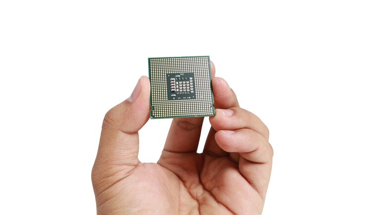 Foto primer plano de una mano recortada sosteniendo un chip de computadora contra un fondo blanco