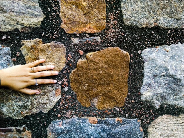 Foto primer plano de la mano en la roca