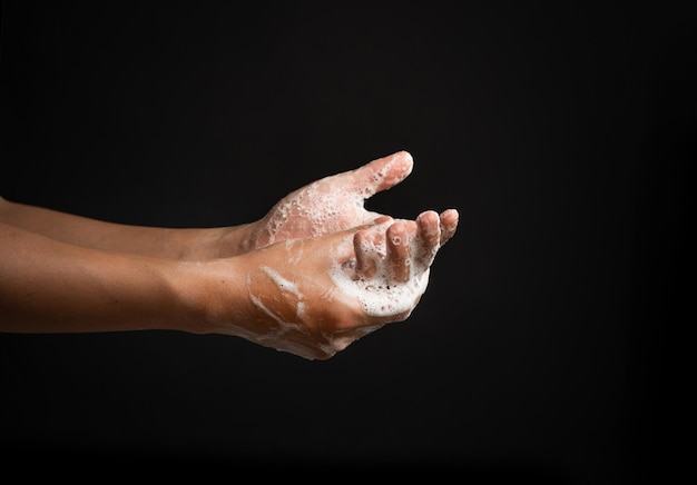 Foto primer plano de la mano sobre un fondo negro