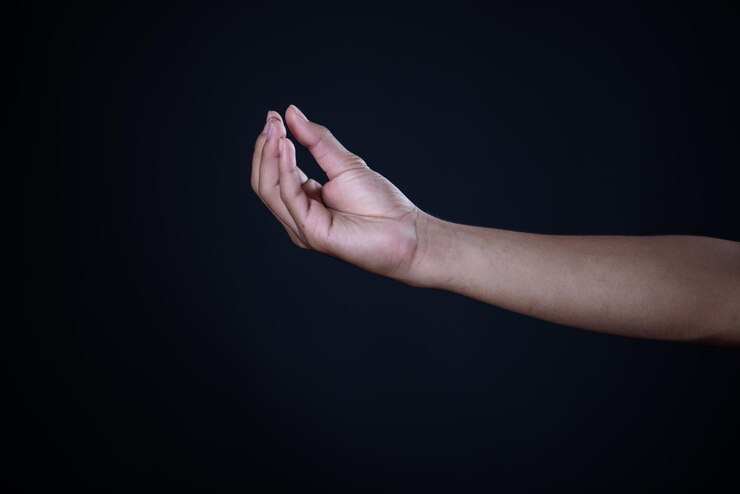 Foto primer plano de la mano sobre un fondo negro