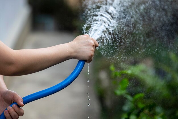 Foto primer plano de la mano sosteniendo el agua