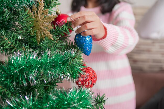 Foto primer plano de la mano sosteniendo el árbol de navidad