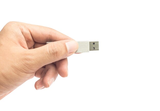 Primer plano de una mano sosteniendo una barra USB contra un fondo blanco