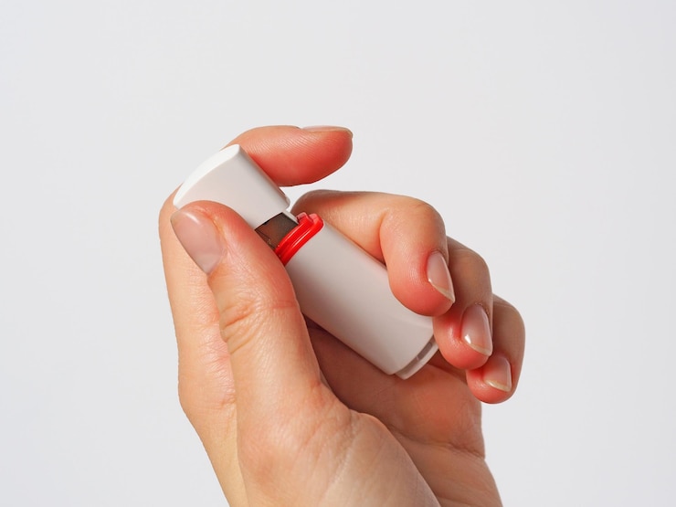 Foto primer plano de una mano sosteniendo una barra usb contra un fondo blanco
