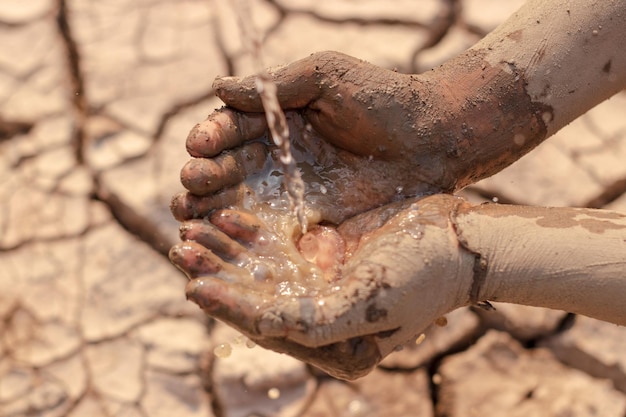 Foto primer plano de la mano sosteniendo el barro