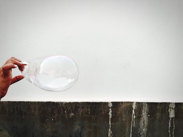 Foto primer plano de una mano sosteniendo una bola de cristal