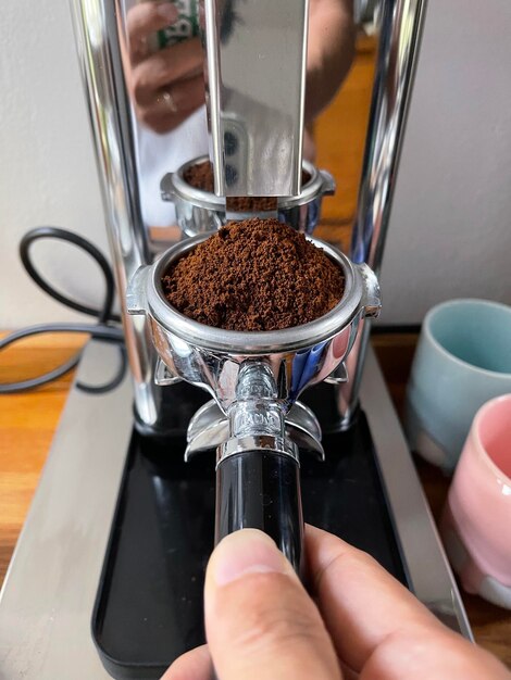 Primer plano de la mano sosteniendo el café