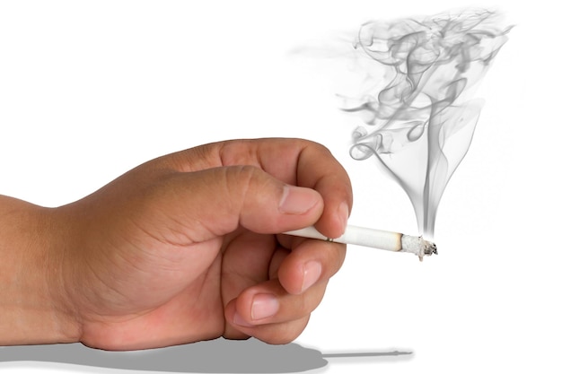Primer plano de la mano sosteniendo un cigarrillo sobre un fondo blanco